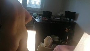 Une femme amatrice s'amuse à essayer des vêtements qu'elle coupe.