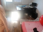 Amateur-Ehefrau hat Spaß beim Anprobieren von Kleidung, die sie zerschneidet. 1/16