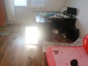 Amateur-Ehefrau hat Spaß beim Anprobieren von Kleidung, die sie zerschneidet. 11/16