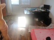 Amateur-Ehefrau hat Spaß beim Anprobieren von Kleidung, die sie zerschneidet. 12/16