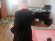 Amateur-Ehefrau hat Spaß beim Anprobieren von Kleidung, die sie zerschneidet. 13/16