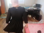 Amateur-Ehefrau hat Spaß beim Anprobieren von Kleidung, die sie zerschneidet. 14/16