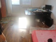 Amateur-Ehefrau hat Spaß beim Anprobieren von Kleidung, die sie zerschneidet. 15/16