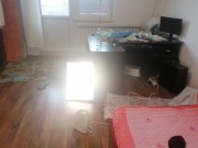 Amateur-Ehefrau hat Spaß beim Anprobieren von Kleidung, die sie zerschneidet. 16/16