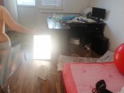 Amateur-Ehefrau hat Spaß beim Anprobieren von Kleidung, die sie zerschneidet. 3/16