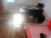 Amateur-Ehefrau hat Spaß beim Anprobieren von Kleidung, die sie zerschneidet. 6/16