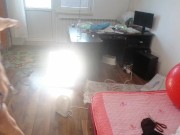 Amateur-Ehefrau hat Spaß beim Anprobieren von Kleidung, die sie zerschneidet. 7/16