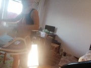 Moglie amatoriale che fa i lavori domestici nuda. Milf con la figa pelosa e un gran culo. 10/16