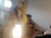 Moglie amatoriale che fa i lavori domestici nuda. Milf con la figa pelosa e un gran culo. 12/16