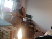 Moglie amatoriale che fa i lavori domestici nuda. Milf con la figa pelosa e un gran culo. 15/16