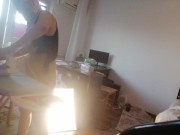 Moglie amatoriale che fa i lavori domestici nuda. Milf con la figa pelosa e un gran culo. 3/16