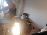 Moglie amatoriale che fa i lavori domestici nuda. Milf con la figa pelosa e un gran culo. 4/16