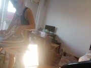 Moglie amatoriale che fa i lavori domestici nuda. Milf con la figa pelosa e un gran culo. 5/16