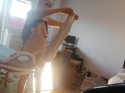 Moglie amatoriale che fa i lavori domestici nuda. Milf con la figa pelosa e un gran culo. 8/16