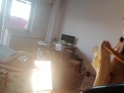 Moglie amatoriale che fa i lavori domestici nuda. Milf con la figa pelosa e un gran culo. 9/16