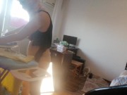 Femme amateur faisant le ménage nue. Milf à la chatte poilue et au gros cul. 10/16