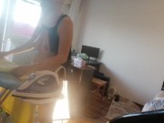 Femme amateur faisant le ménage nue. Milf à la chatte poilue et au gros cul. 11/16