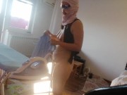 Femme amateur faisant le ménage nue. Milf à la chatte poilue et au gros cul. 7/16