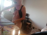 Femme amateur faisant le ménage nue. Milf à la chatte poilue et au gros cul. 8/16
