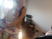 Femme amateur faisant le ménage nue. Milf à la chatte poilue et au gros cul.