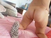 Amateur-Ehefrau hat Spaß beim Anprobieren von Kleidung, die sie abgeschnitten hat. 1/16