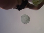 Amateur-Ehefrau macht nackt Hausarbeit. Milf mit behaarter Muschi, großem Arsch. 12/16