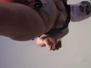 Amateur-Ehefrau macht nackt Hausarbeit. Milf mit behaarter Muschi, großem Arsch. 14/16