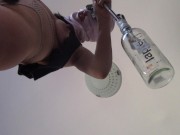 Amateur-Ehefrau macht nackt Hausarbeit. Milf mit behaarter Muschi, großem Arsch.