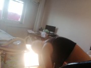 Femme amateur faisant le ménage nue. Latine à la chatte poilue et au gros cul. 1/16