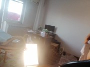 Femme amateur faisant le ménage nue. Latine à la chatte poilue et au gros cul. 11/16