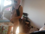 Femme amateur faisant le ménage nue. Latine à la chatte poilue et au gros cul. 13/16