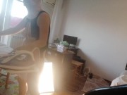 Femme amateur faisant le ménage nue. Latine à la chatte poilue et au gros cul. 14/16