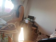 Femme amateur faisant le ménage nue. Latine à la chatte poilue et au gros cul. 3/16