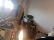 Femme amateur faisant le ménage nue. Latine à la chatte poilue et au gros cul.
