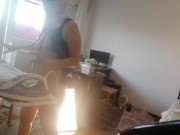 Femme amateur faisant le ménage nue. Latine à la chatte poilue et au gros cul. 6/16