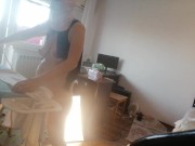 Femme amateur faisant le ménage nue. Latine à la chatte poilue et au gros cul. 7/16