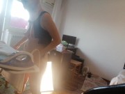 Femme amateur faisant le ménage nue. Latine à la chatte poilue et au gros cul. 8/16