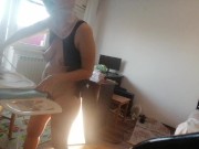 Femme amateur faisant le ménage nue. Latine à la chatte poilue et au gros cul. 9/16