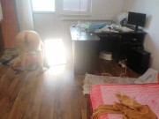 Femme amateur s'amusant à essayer des vêtements qu'elle a coupés. 1/16