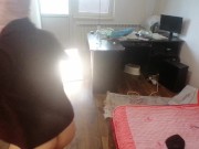 Femme amateur s'amusant à essayer des vêtements qu'elle a coupés. 11/16