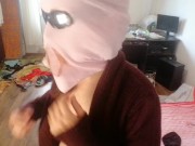 Femme amateur s'amusant à essayer des vêtements qu'elle a coupés. 12/16