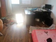 Femme amateur s'amusant à essayer des vêtements qu'elle a coupés. 15/16