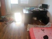 Femme amateur s'amusant à essayer des vêtements qu'elle a coupés. 16/16