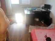 Femme amateur s'amusant à essayer des vêtements qu'elle a coupés. 2/16