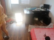 Femme amateur s'amusant à essayer des vêtements qu'elle a coupés. 3/16