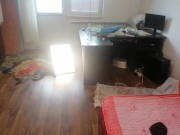 Femme amateur s'amusant à essayer des vêtements qu'elle a coupés. 4/16