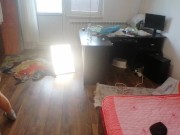 Femme amateur s'amusant à essayer des vêtements qu'elle a coupés. 5/16