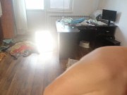 Femme amateur s'amusant à essayer des vêtements qu'elle a coupés. 8/16