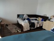 Femme amateur faisant le ménage nue. Latine à la chatte poilue et au gros cul. 16/16