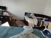 Femme amateur faisant le ménage nue. Latine à la chatte poilue et au gros cul. 7/16